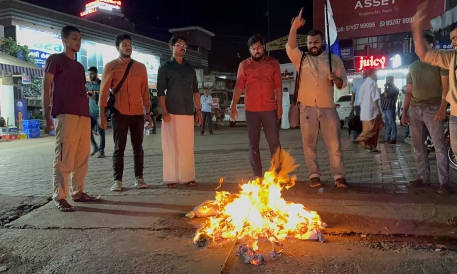 കണ്ണൂർ ജില്ലയിലെ പ്ലസ് വൺ സീറ്റ് ക്ഷാമം:  വിദ്യാഭ്യാസ മന്ത്രിയുടെ കോലം കത്തിച്ചു