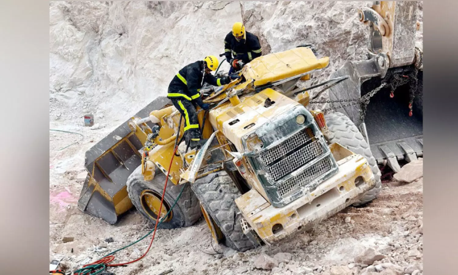 സു​വൈ​ഖി​ൽ തൊ​ഴി​ൽ​സ്ഥ​ല​ത്ത്​ മ​ണ്ണു​മാ​ന്തി​യ​ന്ത്രം അ​പ​ക​ട​ത്തി​ൽ​പെ​ട്ട്​ ഒ​രാ​ൾ മ​രി​ച്ചു