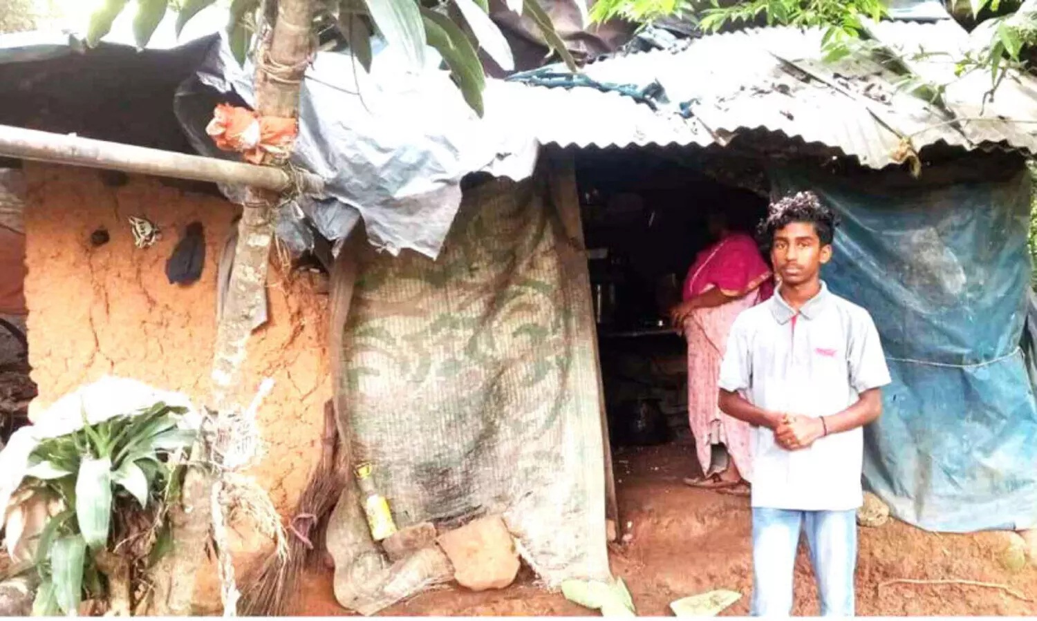 വീഴാറായ വീട്ടിൽ ഇരിക്കാൻ കസേരയില്ലാതെ പഠനം; ഫുൾ എ പ്ലസ് നേടി അഖിലേഷ്