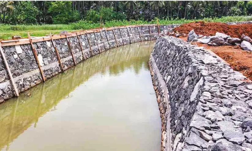 വാ​ലി​ല്ലാ​പ്പു​ഴ ഒ​ഴു​കും, ത​ട​സ്സ​ങ്ങ​ളി​ല്ലാ​തെ