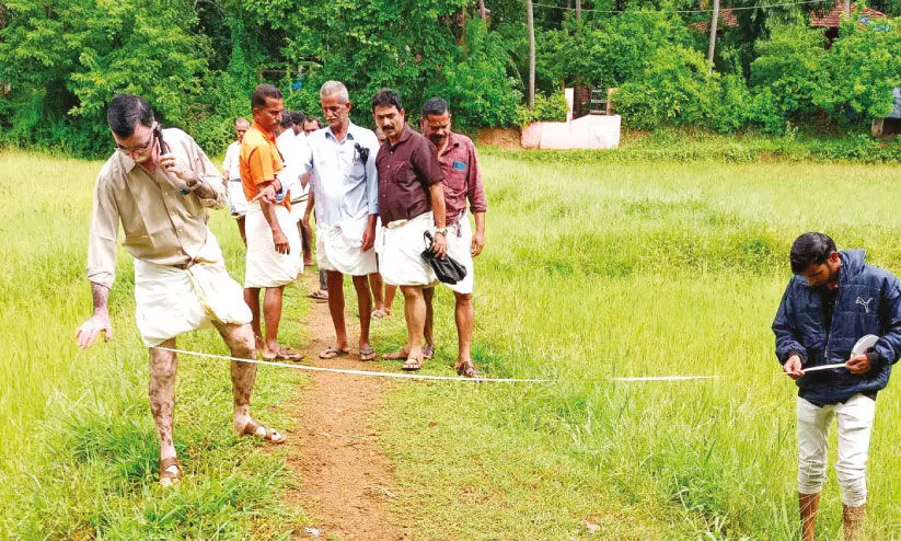 മ​ങ്ക​ര ഉ​ക്കാ​നി​ക്കോ​ട് ശി​വ​ക്ഷേ​ത്രം റോ​ഡ്: പ്രാ​ഥ​മി​ക ന​ട​പ​ടി തു​ട​ങ്ങി