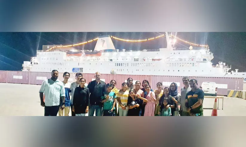 സഞ്ചരിക്കുന്ന പുസ്തകമേള ആസ്വദിച്ച് കെ.പി.എ ചിൽഡ്രന്സ് പാർലമെന്റ് അംഗങ്ങള് സഞ്ചരിക്കുന്ന പുസ്തകമേള ആസ്വദിച്ച് കെ.പി.എ ചിൽഡ്രന്സ് പാർലമെന്റ് അംഗങ്ങള്