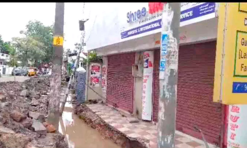 നാട്ടുകാരെ ദുരിതത്തിലാക്കി ഫോർട്ട്കൊച്ചിയിലെ കാനനിർമാണം നാട്ടുകാരെ ദുരിതത്തിലാക്കി ഫോർട്ട്കൊച്ചിയിലെ കാനനിർമാണം