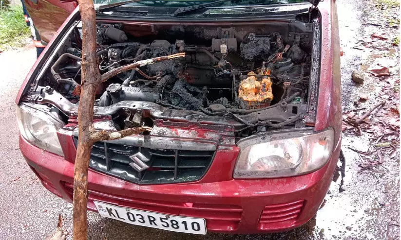ഓട്ടത്തിനിടെ കാറിന് തീപിടിച്ചു ഓട്ടത്തിനിടെ കാറിന് തീപിടിച്ചു