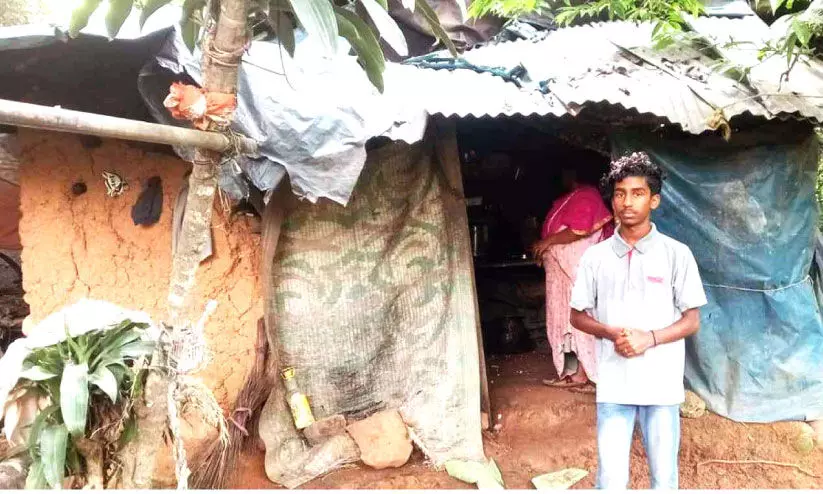 വീഴാറായ വീട്ടിൽ ഇരിക്കാൻ കസേരയില്ലാതെ പഠനം; ഫുൾ എ പ്ലസ് നേടി അഖിലേഷ്