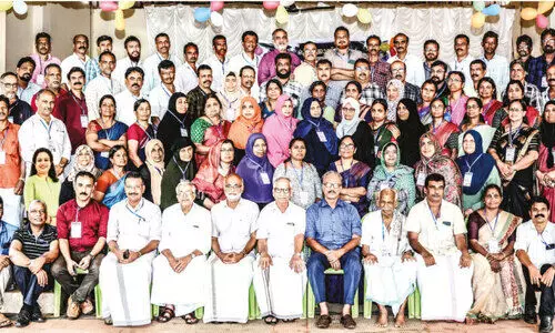 വി​ദ്യാ​ല​യ​മു​റ്റ​ത്ത് ഒ​ത്തു​ചേ​ർ​ന്നു, 39 വ​ർ​ഷ​ത്തി​ന് ശേ​ഷം