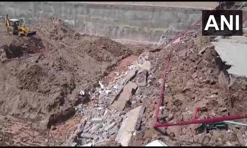 പാർക്കിങ് ഏരിയ തകർന്നുവീണ് വാഹനങ്ങൾ മണ്ണിനടിയിൽ; തകരുന്നതിന്റെ വി​ഡി​യോ പുറത്ത്