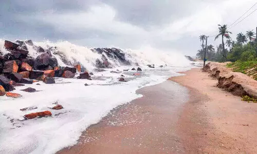 വീണ്ടും കടലാക്രമണ നാളുകള്‍: സ്വയം പ്രതിരോധം തീര്‍ത്ത് തീരദേശ ജനത