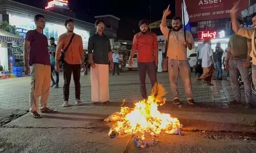 കണ്ണൂർ ജില്ലയിലെ പ്ലസ് വൺ സീറ്റ് ക്ഷാമം:  വിദ്യാഭ്യാസ മന്ത്രിയുടെ കോലം കത്തിച്ചു
