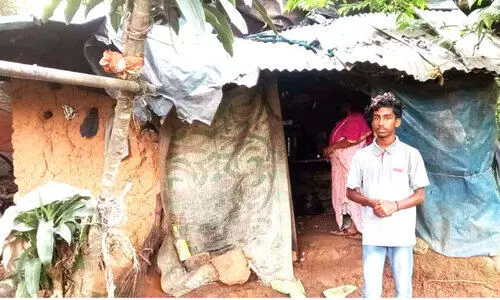 വീഴാറായ വീട്ടിൽ ഇരിക്കാൻ കസേരയില്ലാതെ പഠനം; ഫുൾ എ പ്ലസ് നേടി അഖിലേഷ്