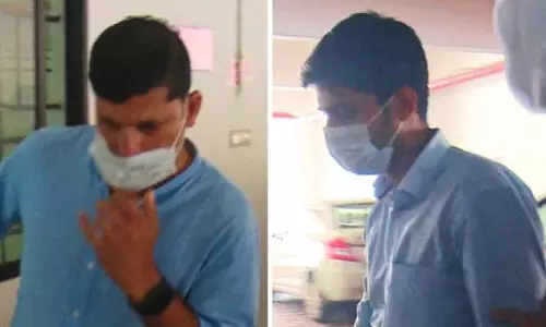 സ്വർണക്കടത്തിന്​ സഹായം: രണ്ട്​ കസ്റ്റംസ്​ ഉദ്യോഗസ്ഥർ അറസ്റ്റിൽ; 80 കിലോ സ്വർണമാണ്​ കടത്തിയത്​