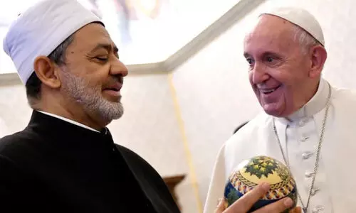 സ​മാ​ധാ​ന​ാഹ്വാ​നവുമായി മാ​ർ​പാ​പ്പ​യും അ​ൽ അ​സ്ഹ​ർ ഇ​മാ​മും