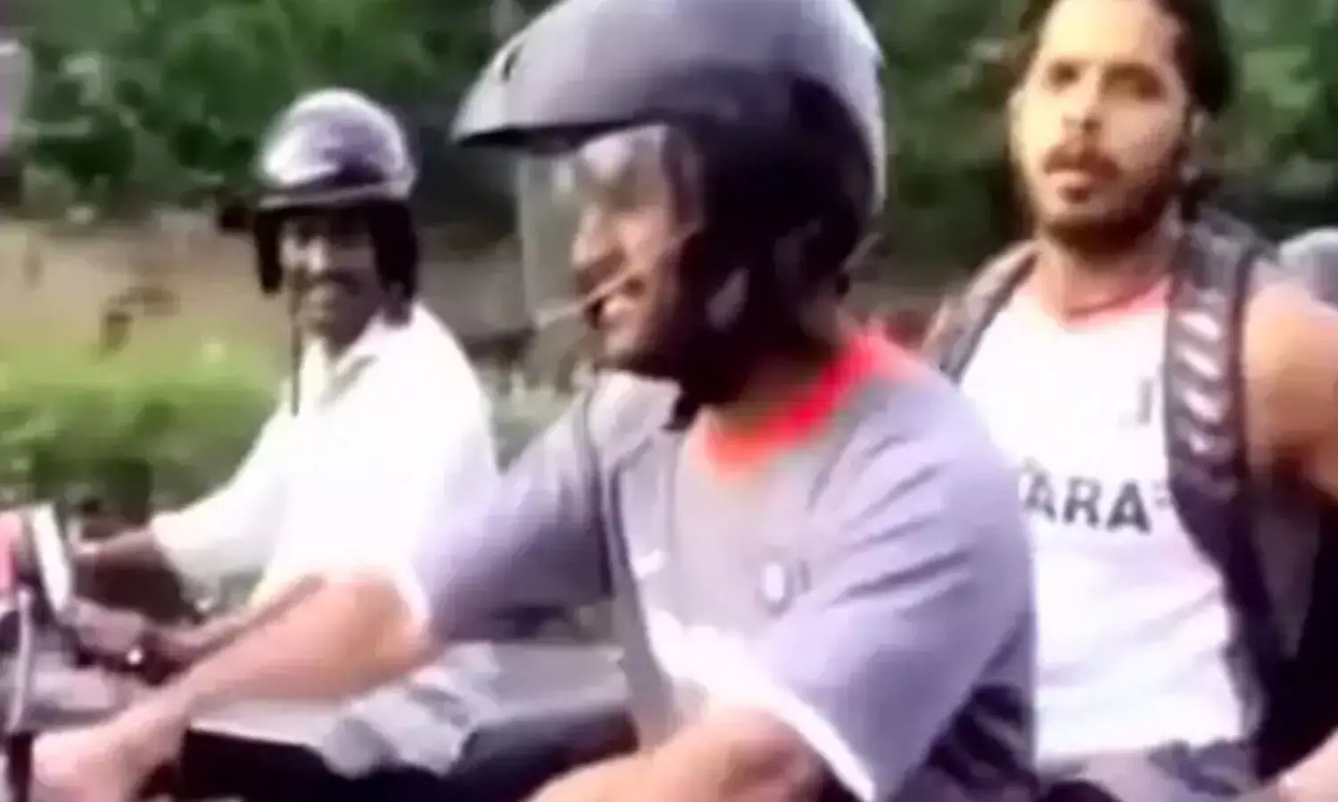 ശ്രീശാന്തിനെ പിറകിലിരുത്തി ധോണിയുടെ ബൈക്ക് യാത്ര; വിഡിയോ ഏറ്റെടുത്ത് ആരാധകർ
