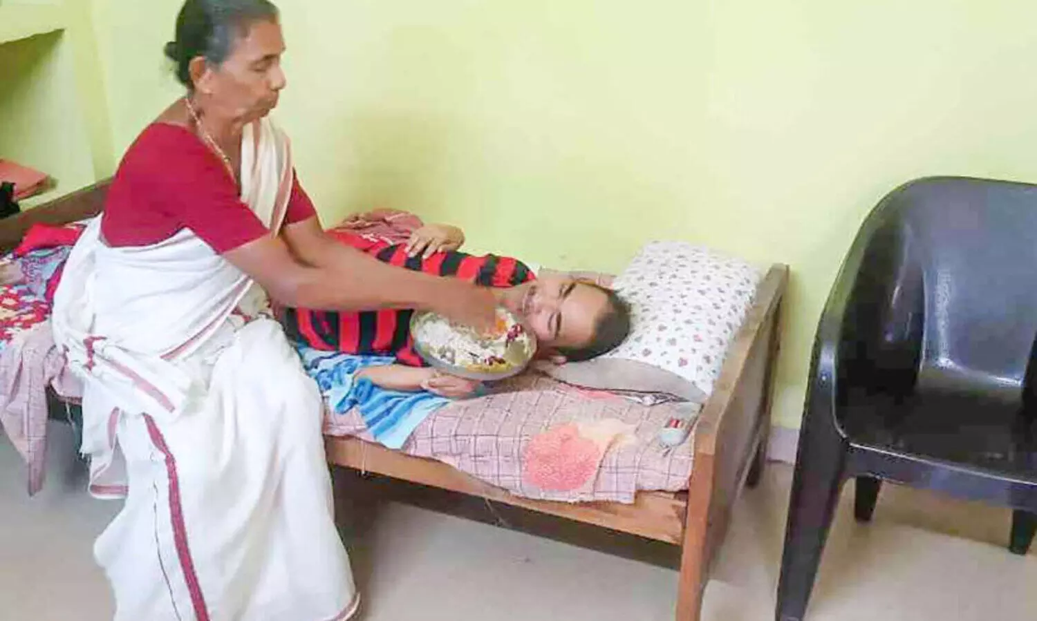 മധ്യവയസ്സിലും അമ്മത്തണലിൽ അജികുമാർ;  ചികിത്സ സഹായം തേടുന്നു