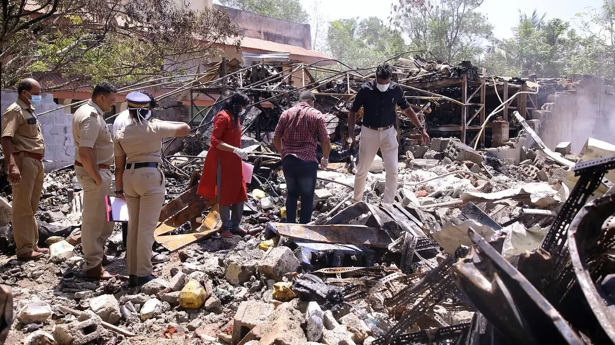 മരുന്നുശാലകളിലെ തീപിടിത്തത്തിന് ഒരുമാസം:കത്തിപ്പടർച്ചക്ക് ഉത്തരമില്ല, അന്വേഷണവും വഴിപാട് മരുന്നുശാലകളിലെ തീപിടിത്തത്തിന് ഒരുമാസം:കത്തിപ്പടർച്ചക്ക് ഉത്തരമില്ല, അന്വേഷണവും വഴിപാട്