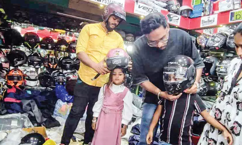 കുട്ടി ഹെൽമെറ്റുകളാണ് താരം