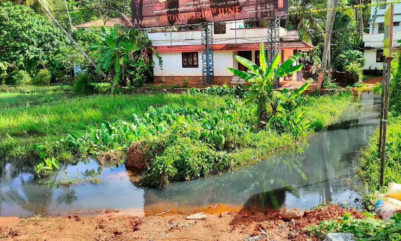 ഓവുചാലുകൾ മൂടി ബൈപ്പാസിനോട് ചേർന്ന വഴികൾ വെള്ളത്തിൽ