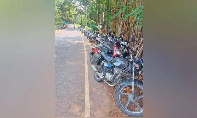 ഗതാഗതത്തിന് തടസ്സമായി പാതയോരത്തെ വാഹന പാർക്കിങ്