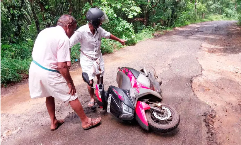റോഡിലെ കുഴിയിൽവീണ് സ്കൂട്ടർ യാത്രികന് പരിക്ക് റോഡിലെ കുഴിയിൽവീണ് സ്കൂട്ടർ യാത്രികന് പരിക്ക്