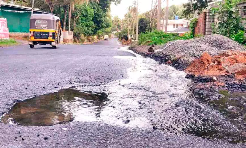 റോഡ് ടാറിങ് കഴിഞ്ഞ് രണ്ടുദിവസം; പൈപ്പ് ഏഴ് സ്ഥലങ്ങളിൽ പൊട്ടി കുഴിയായി റോഡ് ടാറിങ് കഴിഞ്ഞ് രണ്ടുദിവസം; പൈപ്പ് ഏഴ് സ്ഥലങ്ങളിൽ പൊട്ടി കുഴിയായി