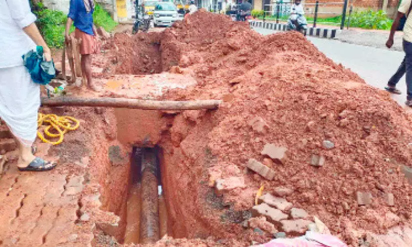 കു​ടി​നീ​ർ മു​ട്ടി​ച്ച് പൈ​പ്പി​ട​ൽ; വെ​ള്ള​ത്തി​നാ​യി ഒ​രു ഗ്രാ​മം കെ​ഞ്ചു​ന്നു