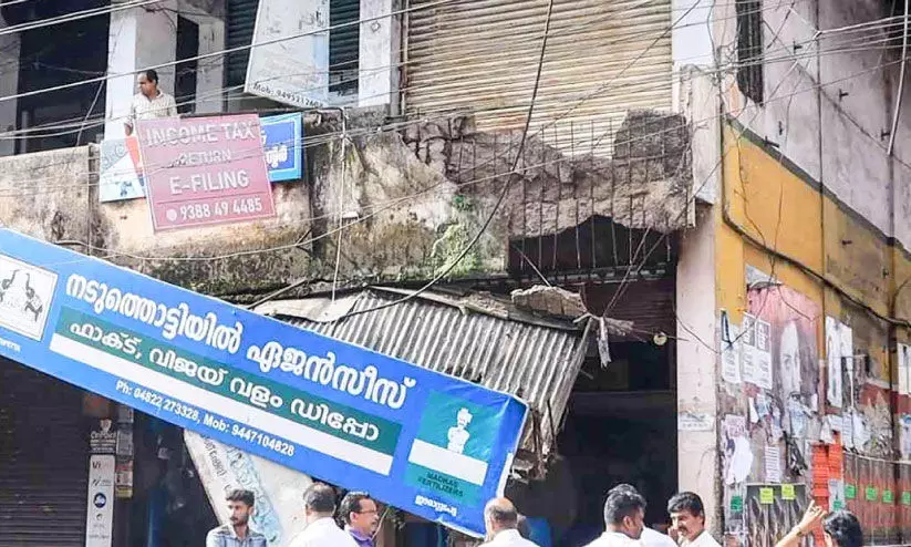 സ്വകാര്യ ബസ്സ്റ്റാൻഡിന്‍റെ  ഭിത്തി പൊളിഞ്ഞുവീണു