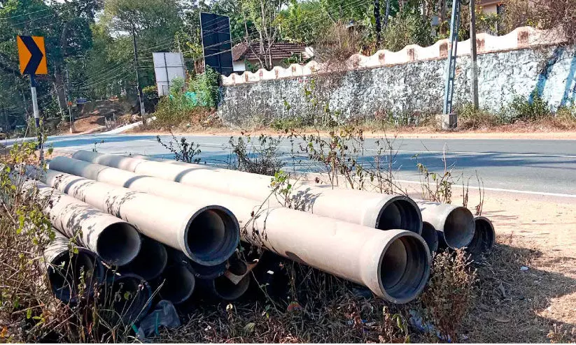 പാതയോരത്തെ പൈപ്പുകള് അപകട ഭീഷണി പാതയോരത്തെ പൈപ്പുകള് അപകട ഭീഷണി