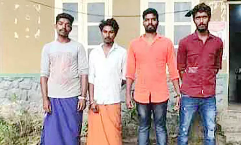 പെരിയാർ കടുവ സങ്കേതത്തിൽനിന്ന് ചന്ദനം വെട്ടിക്കടത്തി; നാലുപേർ അറസ്റ്റിൽ പെരിയാർ കടുവ സങ്കേതത്തിൽനിന്ന് ചന്ദനം വെട്ടിക്കടത്തി; നാലുപേർ അറസ്റ്റിൽ