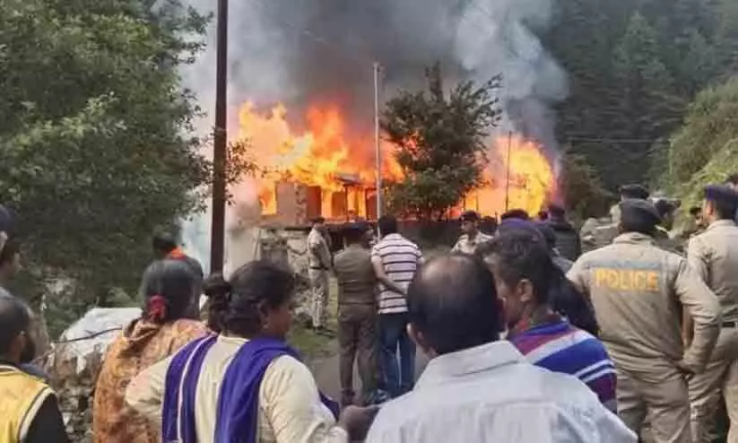 A mob of 1,000 sets honour killing accuseds house on fire