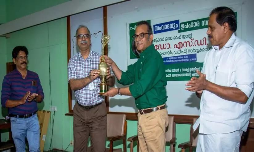 ‘ഫ്രോഗ് മാൻ ഓഫ് ഇന്ത്യ’ ഡോ. എസ്.ഡി.ബിജുവിനെ ആദരിച്ചു ‘ഫ്രോഗ് മാൻ ഓഫ് ഇന്ത്യ’ ഡോ. എസ്.ഡി.ബിജുവിനെ ആദരിച്ചു