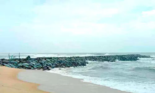 കാലവർഷം കനക്കുന്നു കടലോരത്ത് ആധിയുടെ നാളുകൾ കാലവർഷം കനക്കുന്നു കടലോരത്ത് ആധിയുടെ നാളുകൾ