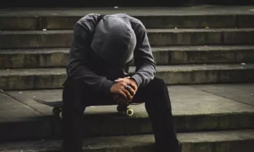 അ​വ​ധി വ​ന്നെ​ത്തി​യി​ട്ടും നാ​ട​ണ​യാ​നാ​കാ​തെ പ്ര​വാ​സി