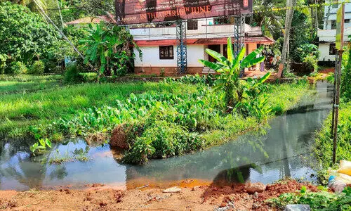 ഓവുചാലുകൾ മൂടി ബൈപ്പാസിനോട് ചേർന്ന വഴികൾ വെള്ളത്തിൽ