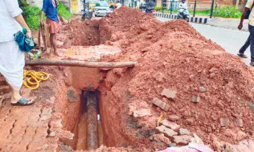 കു​ടി​നീ​ർ മു​ട്ടി​ച്ച് പൈ​പ്പി​ട​ൽ; വെ​ള്ള​ത്തി​നാ​യി ഒ​രു ഗ്രാ​മം കെ​ഞ്ചു​ന്നു