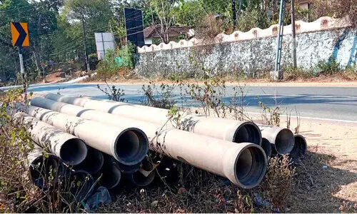 പാതയോരത്തെ പൈപ്പുകള്‍ അപകട ഭീഷണി