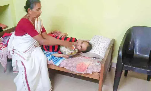 മധ്യവയസ്സിലും അമ്മത്തണലിൽ അജികുമാർ;  ചികിത്സ സഹായം തേടുന്നു