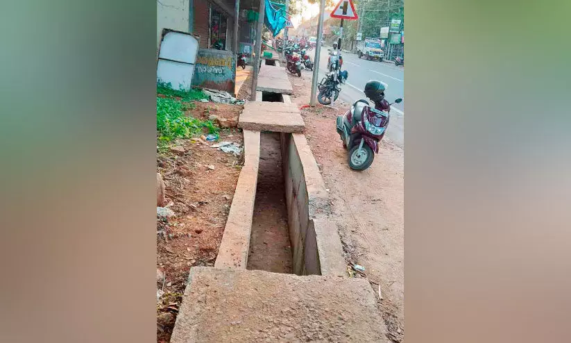 ഓ​വു​ചാ​ലി​ന് സ്ലാ​ബി​ല്ലാ​ത്ത​ത് യാ​ത്ര​ക്കാ​ർ​ക്ക് ഭീ​ഷ​ണി​യാ​വു​ന്നു