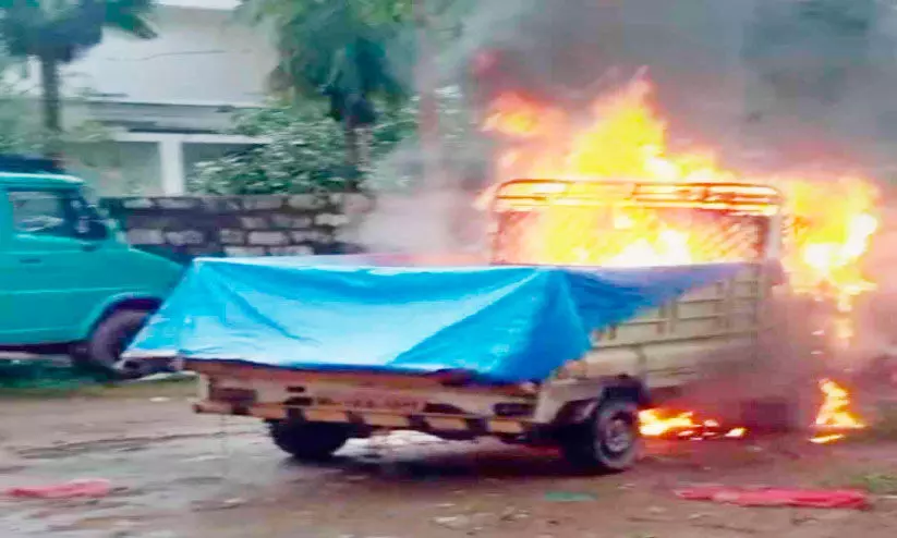 നി​ര്‍ത്തി​യി​ട്ട ഗു​ഡ്സ് വാ​ഹ​നം ക​ത്തി​ന​ശി​ച്ചു