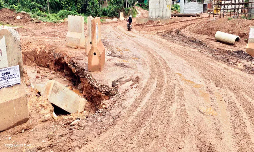 ദേശീയപാത നിർമാണം; അപകടക്കെണിയായി മണ്ണ് കടത്തൽ ദേശീയപാത നിർമാണം; അപകടക്കെണിയായി മണ്ണ് കടത്തൽ