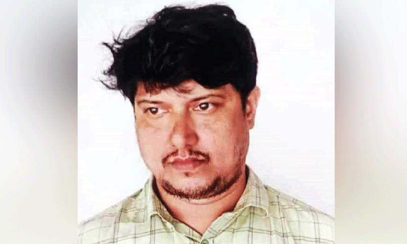 ബൈക്കിൽ കടത്തുകയായിരുന്ന കുഴൽ പണം പിടികൂടി ബൈക്കിൽ കടത്തുകയായിരുന്ന കുഴൽ പണം പിടികൂടി