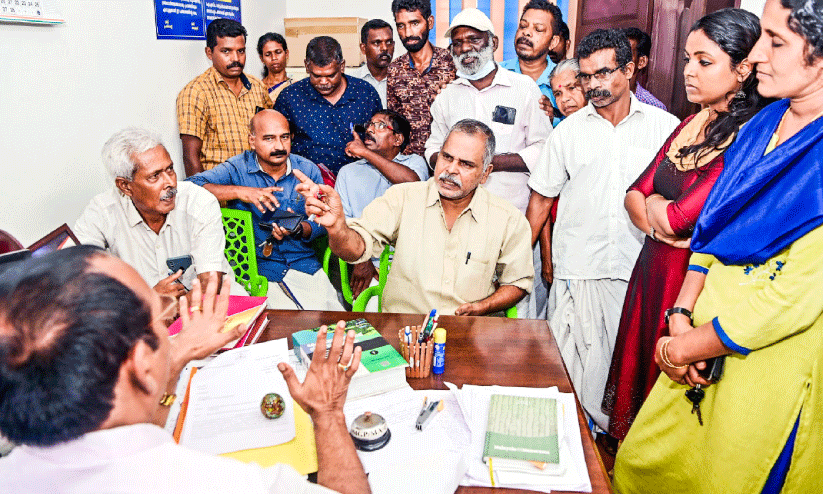 ലൈഫ് മിഷൻ: ഓമല്ലൂർ പഞ്ചായത്ത് പ്രസിഡന്‍റിനെ ഉപരോധിച്ച്​ സി.പി.എം