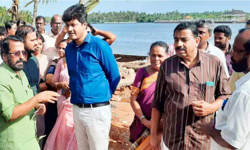 സ്വ​കാ​ര്യ വ്യ​ക്തി​ക​ൾ നി​ക​ത്തി​യ പു​ഴ​യോ​രം ക​ല​ക്ട​ർ സ​ന്ദ​ർ​ശി​ച്ചു