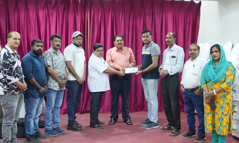 ചി​കി​ത്സ സ​ഹാ​യം കൈ​മാ​റി