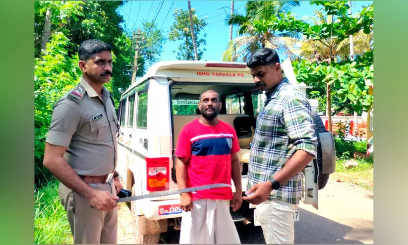 മാരകായുധങ്ങളുമായി നാട്ടുകാരെ ഭീഷണിപ്പെടുത്തുന്നയാൾ അറസ്റ്റിൽ