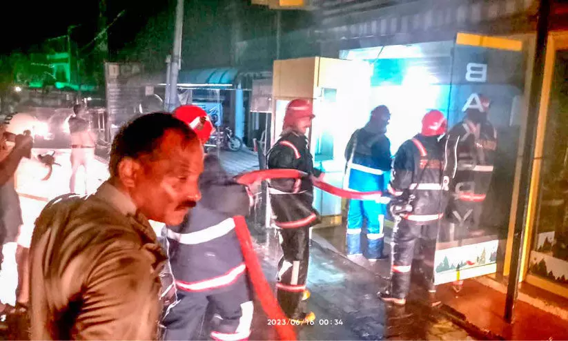 പുനലൂരിൽ വൻ തീപിടിത്തം; കടകൾ കത്തിനശിച്ചു