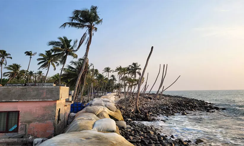 കൊല്ലം താലൂക്ക് ഓഫിസിന് അഭിമാനിക്കാം, തീരമേഖലയിലെ കുടുംബങ്ങൾക്ക് പട്ടയമായി കൊല്ലം താലൂക്ക് ഓഫിസിന് അഭിമാനിക്കാം, തീരമേഖലയിലെ കുടുംബങ്ങൾക്ക് പട്ടയമായി