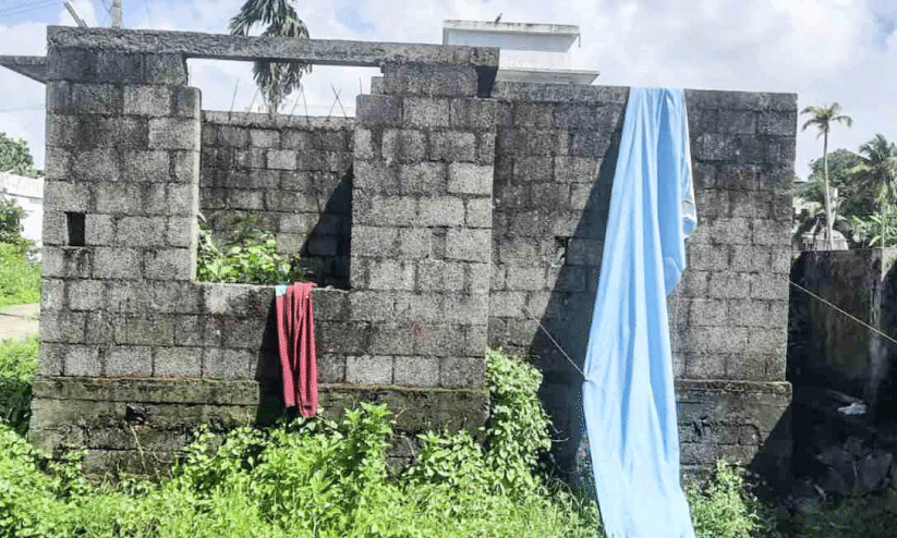 മേ​പ്പ​ള്ളം കോ​ള​നി: പട്ടികജാതി കുടുംബങ്ങളുടെ വീട് നിർമാണം മുടങ്ങിയിട്ട്​ പതിറ്റാണ്ട്​ പിന്നിടുന്നു