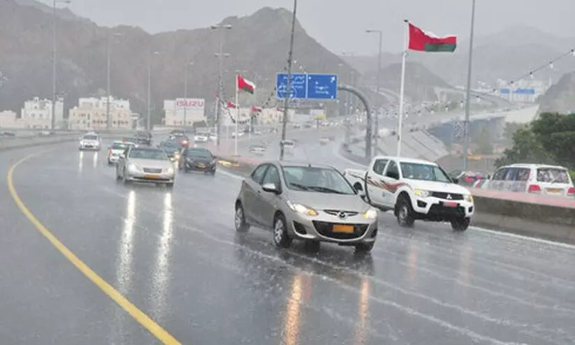 ഒമാനിലെ ഗവർണറേറ്റുകളിൽ ഇന്ന് കനത്ത മഴക്കും കാറ്റിനും സാധ്യത ഒമാനിലെ ഗവർണറേറ്റുകളിൽ ഇന്ന് കനത്ത മഴക്കും കാറ്റിനും സാധ്യത