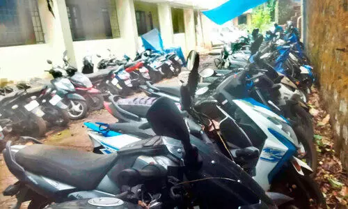 നി​റ​ഞ്ഞു​ക​വി​ഞ്ഞ് വാ​ഹ​ന​ങ്ങ​ൾ;  എ​ക്സൈ​സ് ഓ​ഫി​സി​ൽ വാ​ഹ​ന​ങ്ങ​ൾ ന​ശി​ക്കു​ന്നു