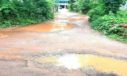 സ​ർ​ക്കാ​ർ ഫ​ണ്ടു​ക​ൾ വാ​ഗ്ദാ​ന​ത്തി​ലൊ​തു​ങ്ങി;  റോ​ഡ്​ ഗ​താ​ഗ​ത​യോ​ഗ്യ​മാ​ക്കാ​ൻ നാ​ട്ടു​കാ​ർ